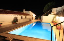 Pool mit Blick nach Westen bei Nacht